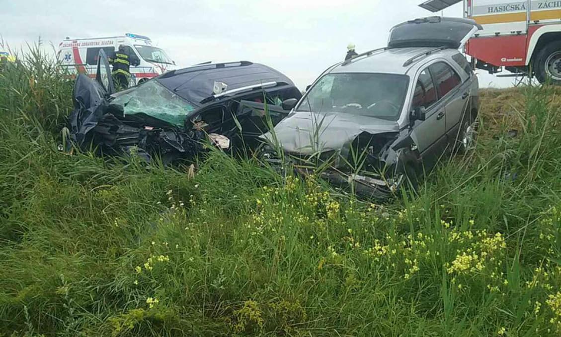 Hasiči zasahujú pri dopravnej nehode v Komárne, pri ktorej zahynula jedna osoba (foto)