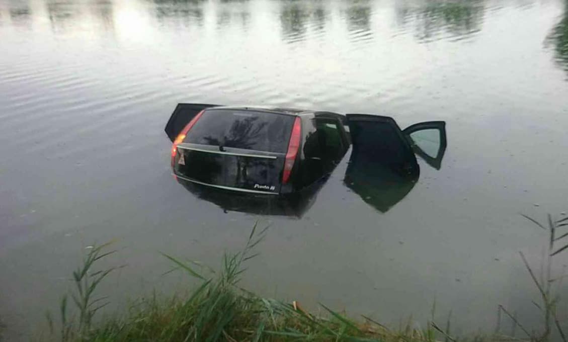 Hasiči vyťahovali auto z jazera (foto)