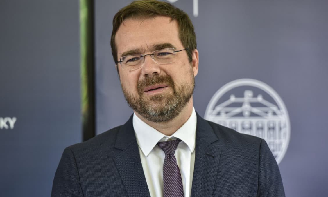Minister Krajčí chce sťažiť prístup k potratom ženám po štyridsiatke