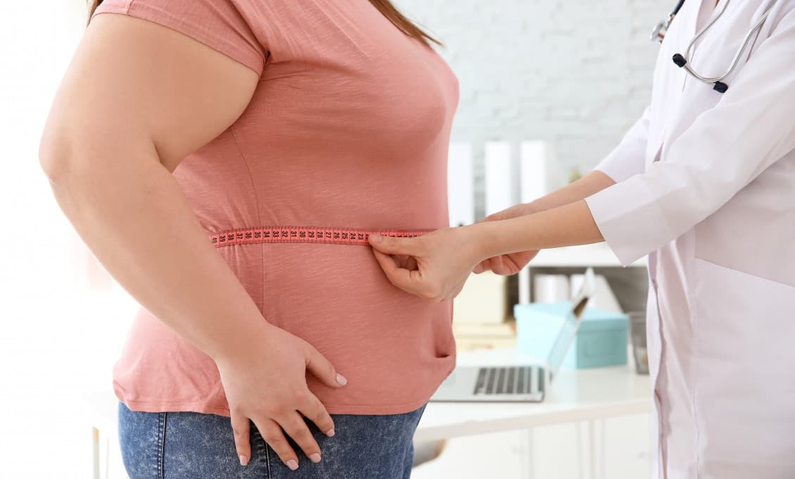 Obezita zvyšuje riziká vážneho ochorenia a úmrtia na COVID-19, upozorňujú experti
