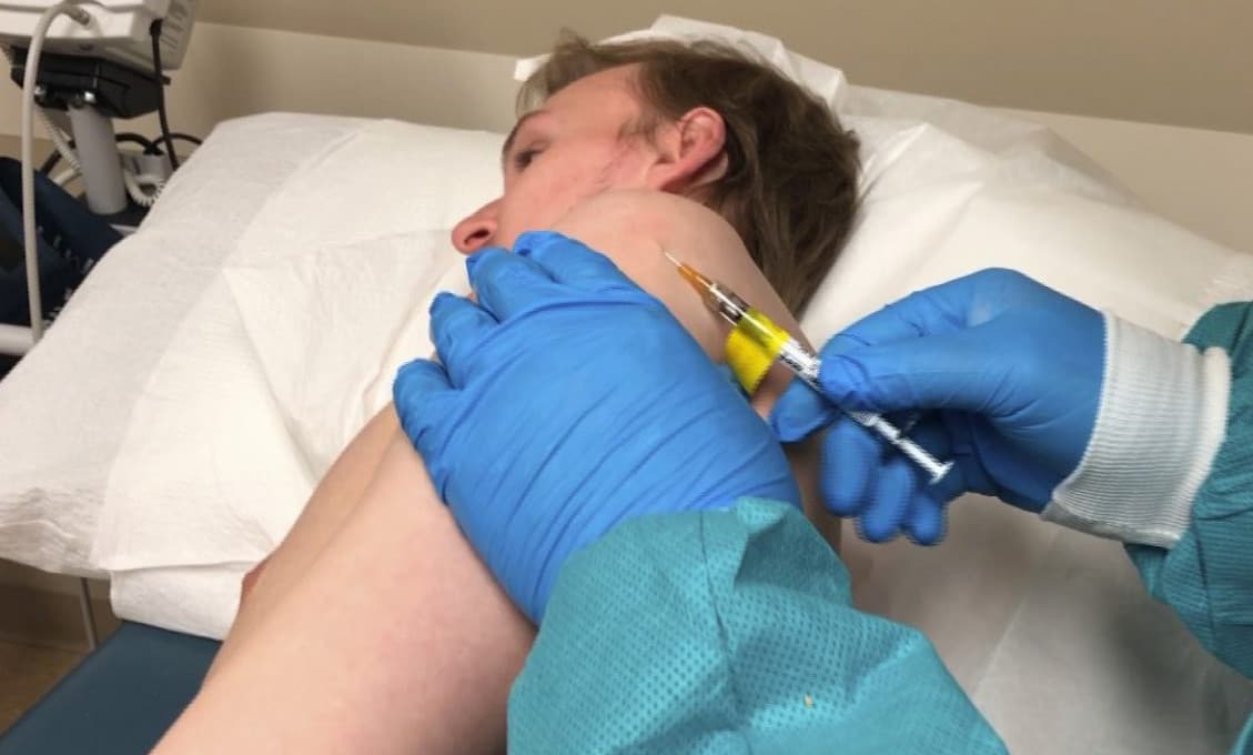 Hygienici pokračujú v analýzach prípadov, vo všetkých vekových skupinách muži chorobnosťou prevyšujú ženy