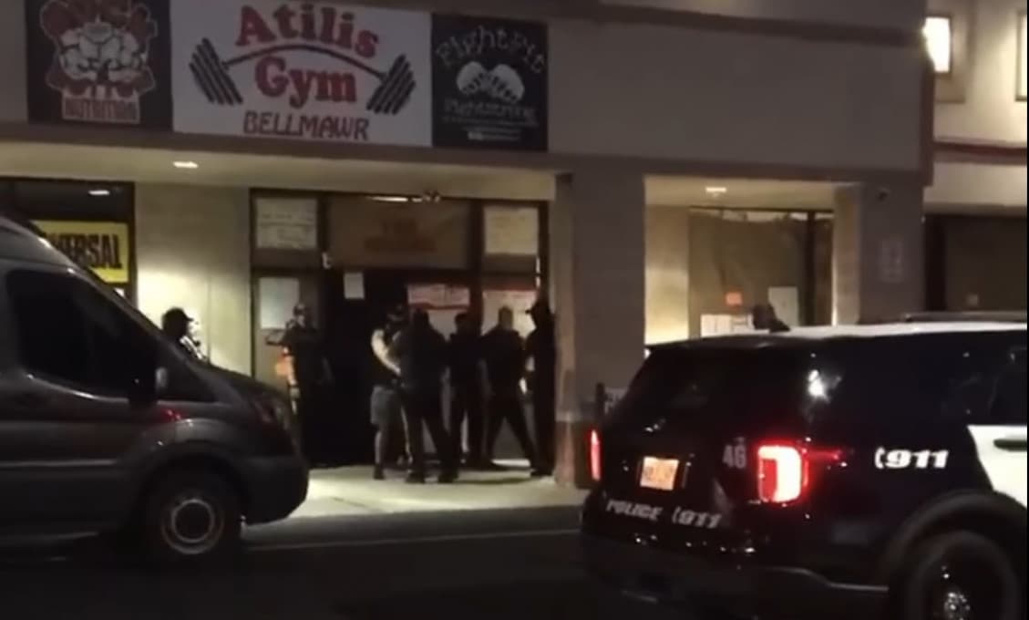 Policajti zatkli majiteľov telocvične v New Jersey, ktorí sa vzpierali rozkazu guvernéra, že ju majú zatvoriť (VIDEO)