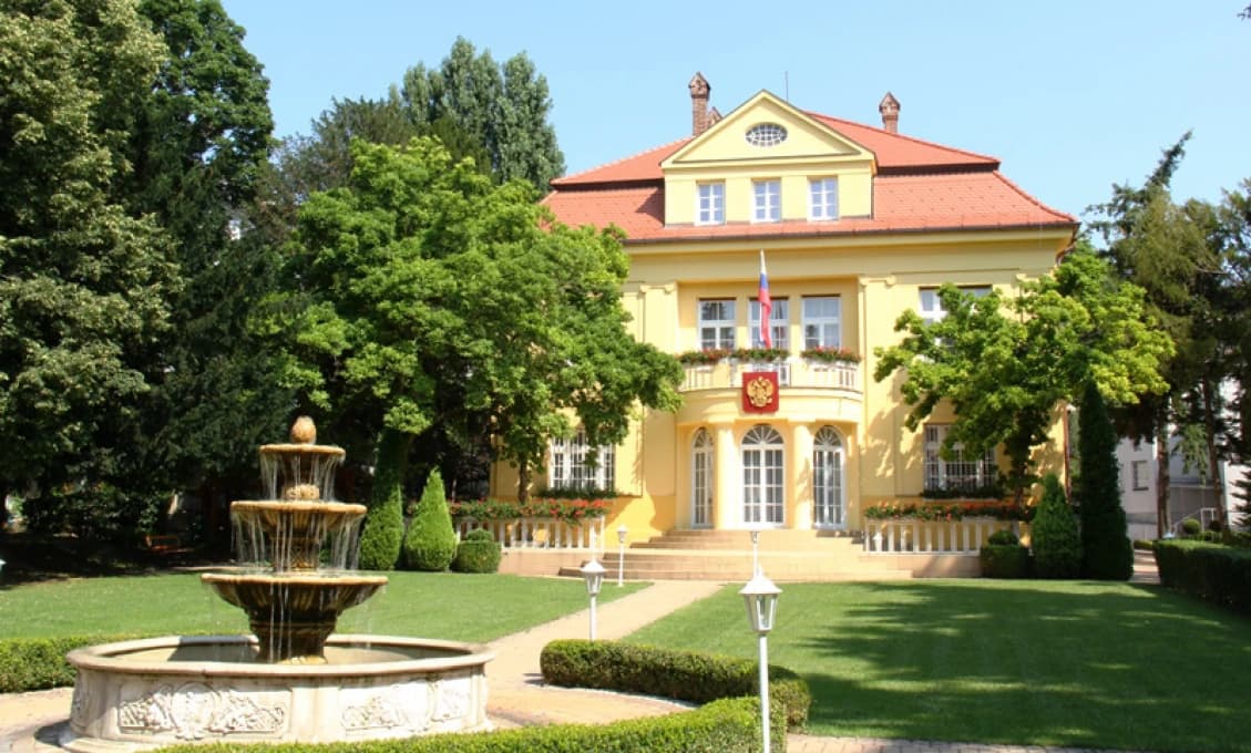 Ruská ambasáda na Slovensku má najviac zamestnancov, prekonala aj Čínu či USA