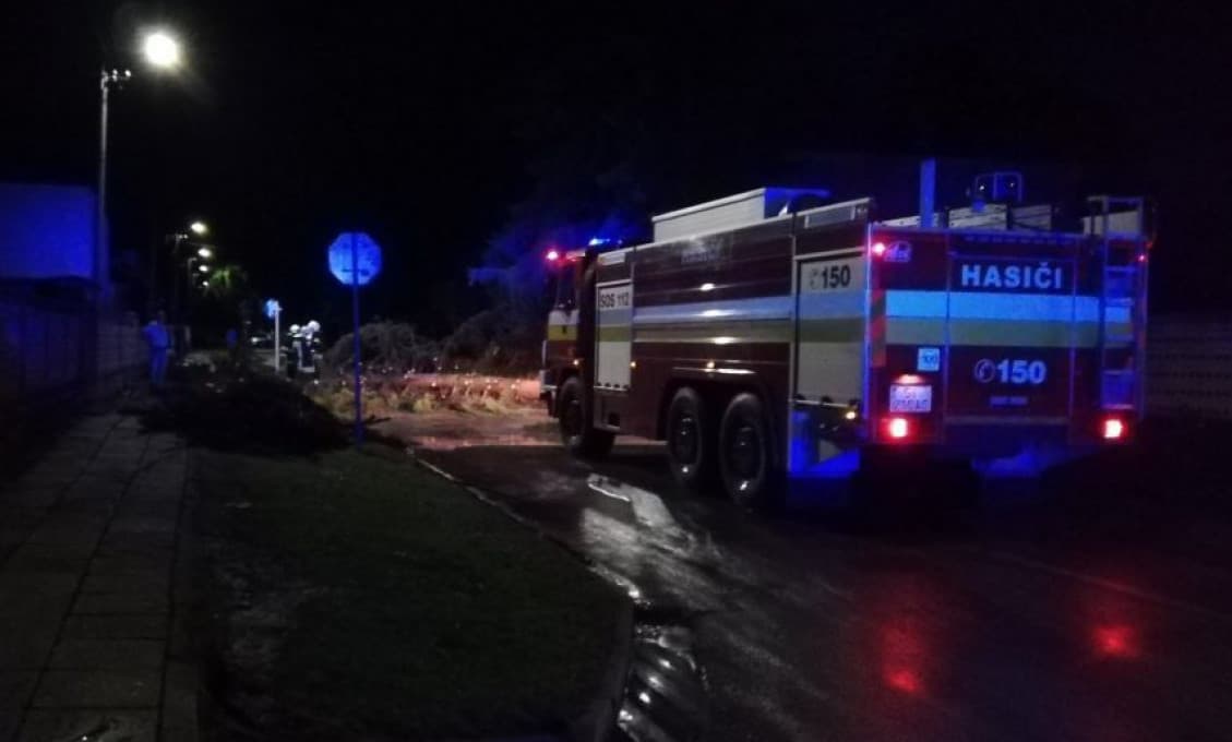 Hasiči mali pre utorkové večerné búrky na Slovensku 83 výjazdov (foto)
