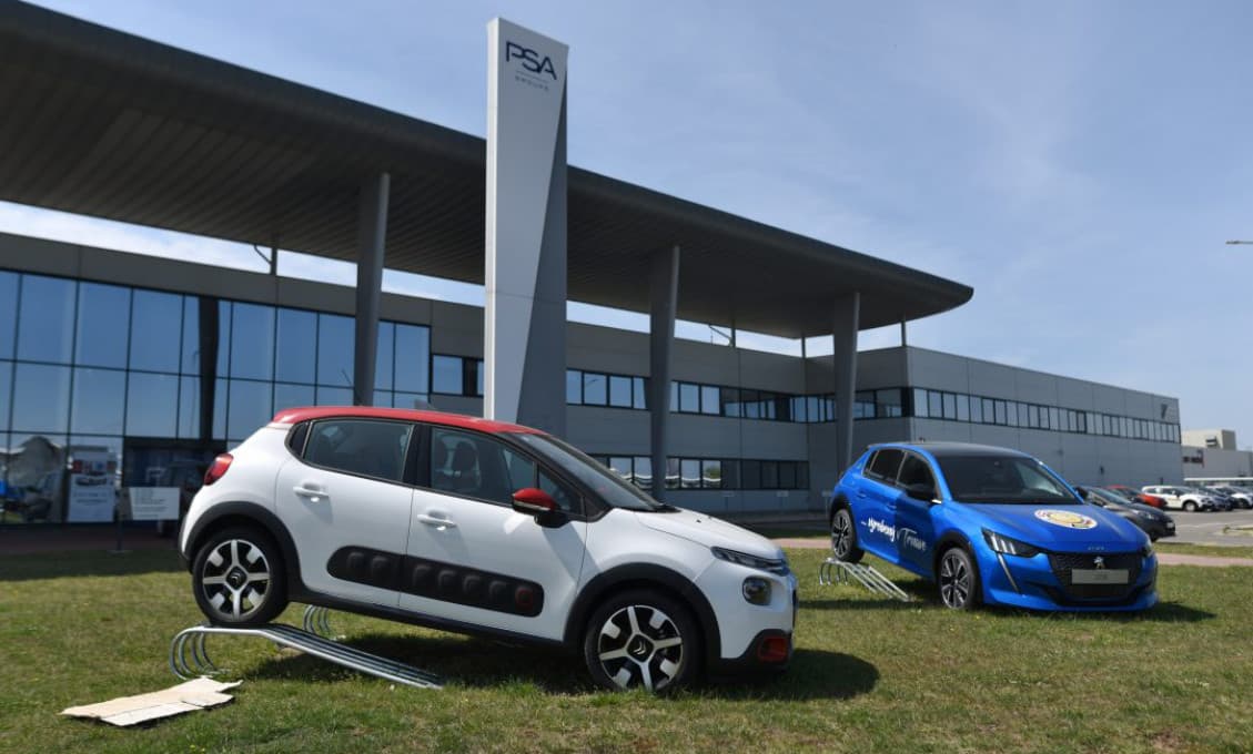 Šéf spoločnosti Peugeot nalieha na radikálne kroky smerujúce k zníženiu ceny elektromobilov