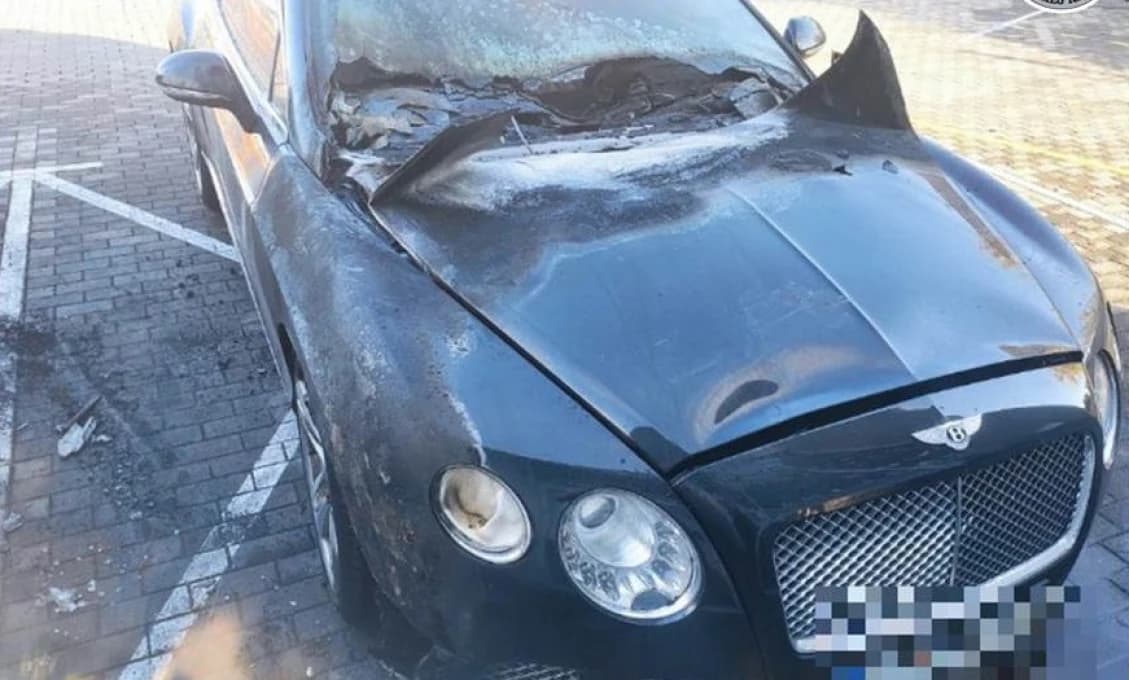 Bentley za desiatky tisíc zhorelo v plameňoch (foto)