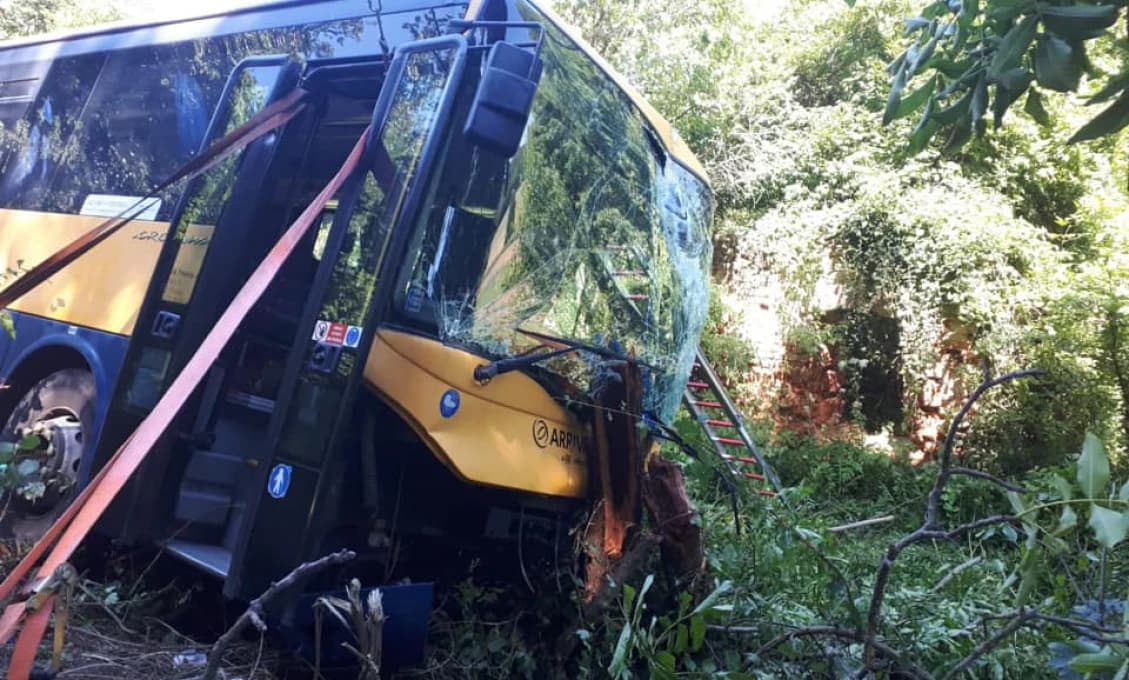 Linkový autobus havaroval pri Dobrej Vode (foto)
