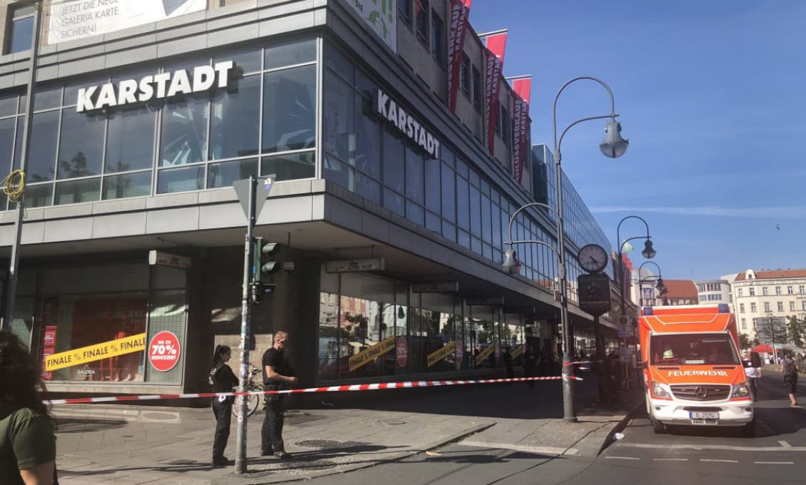 Pri lúpežnom prepadnutí vypustili dráždivú látku, zranilo sa 11 ľudí