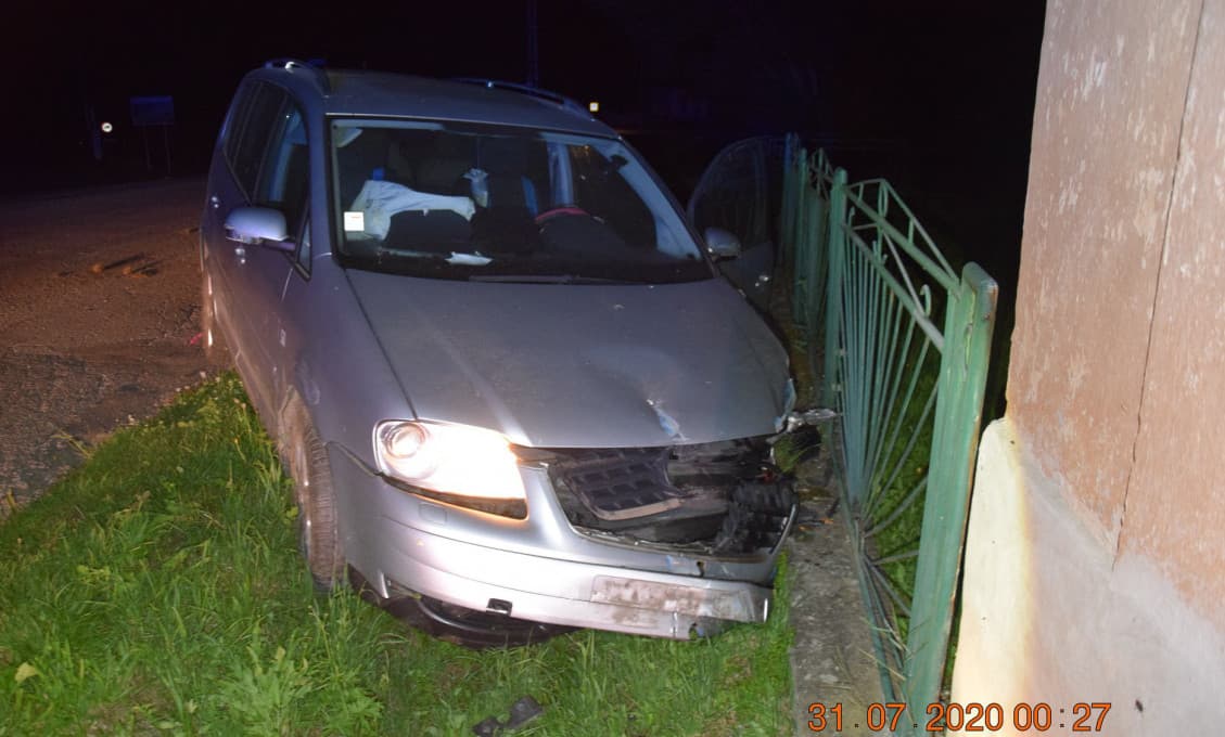 Porušil zákaz viesť motorové vozidlá, havaroval a odmietol sa podrobiť dychovej skúške na alkohol (foto)