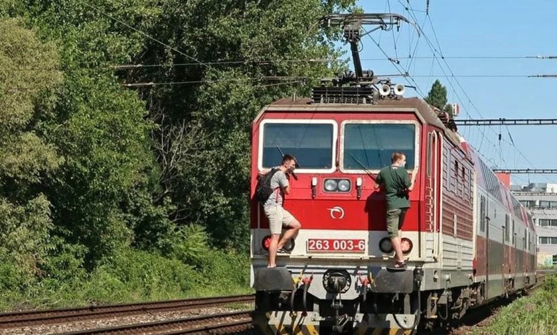 Mladíci sa viezli na nárazníkoch vlaku, toto riskovanie ich môže vyjsť draho