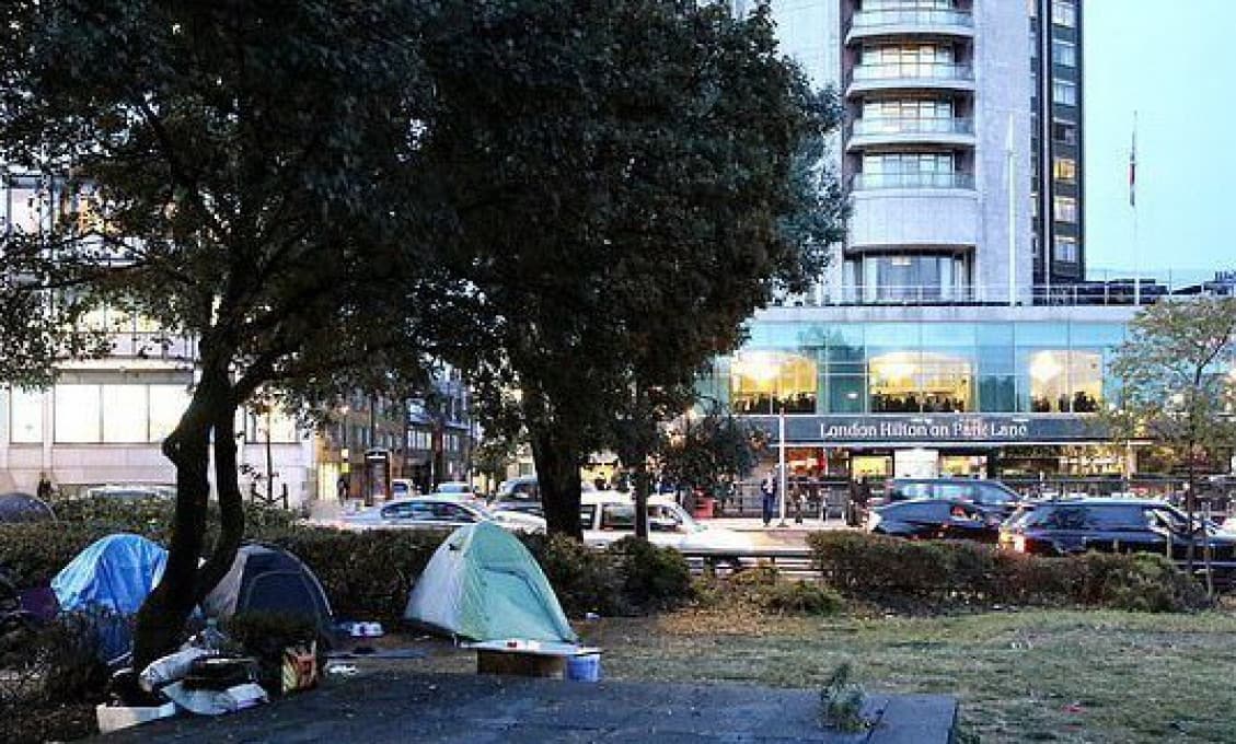 Migranti si v Londýne založili tábor hneď vedľa prestížneho päťhviezdičkového hotela Hilton