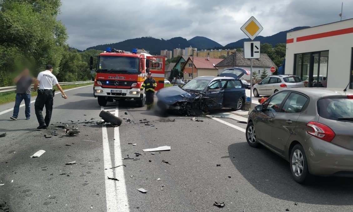 Cestu I/18 v Ružomberku pri Černovej pre nehodu úplne uzavreli (foto)