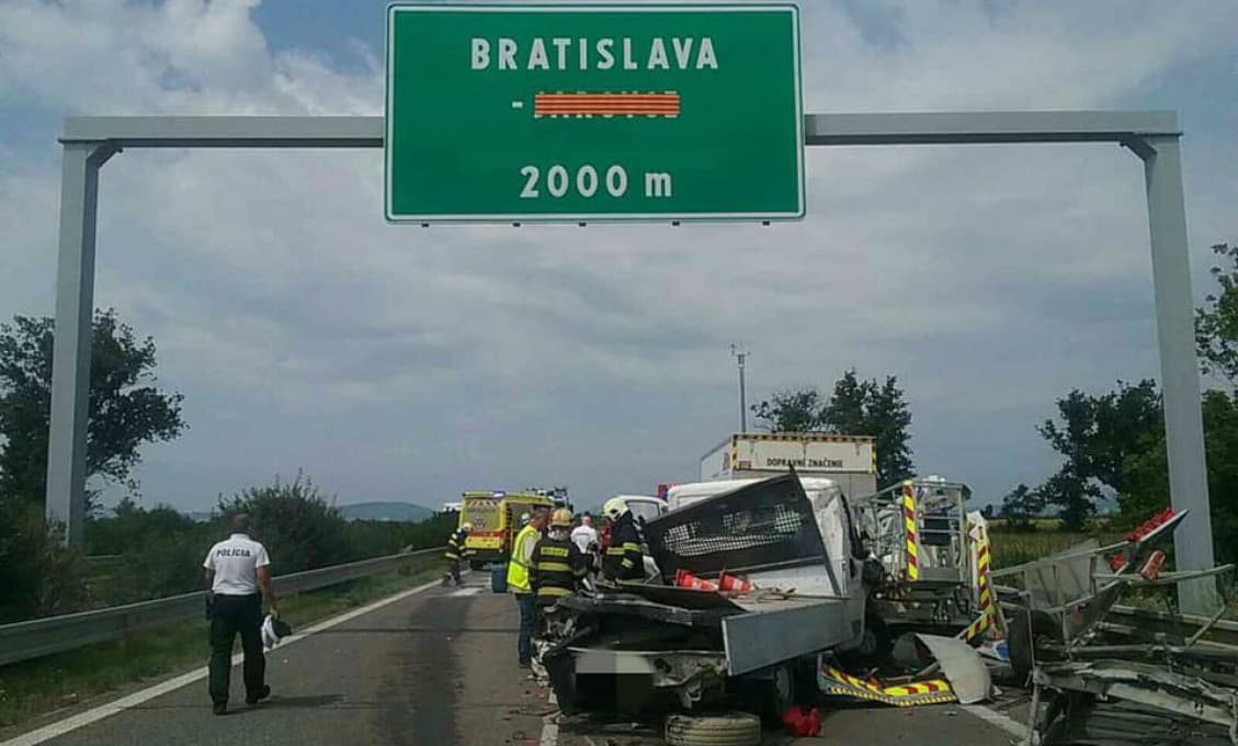 Pri nehode na D2 zahynula jedna osoba (foto)
