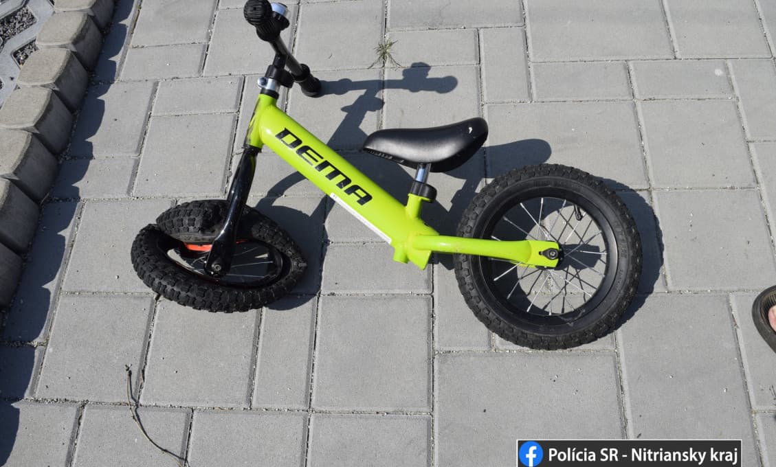 Trojročné dieťa na odrážadle sa zrazilo s idúcim vozidlom
