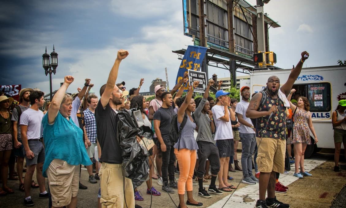 Bývalý starosta New Yorku označil BLM za „teroristickú skupinu“, ktorá „nenávidí bielych ľudí“