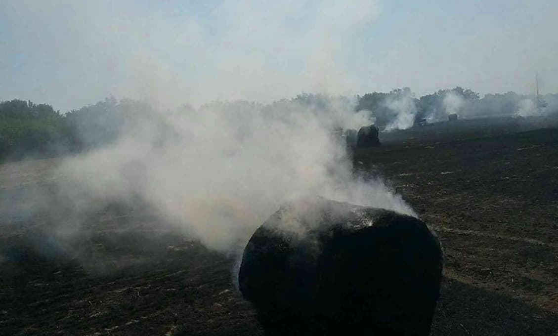 Hasiči likvidujú požiar strniska pri obci Okoč (foto)