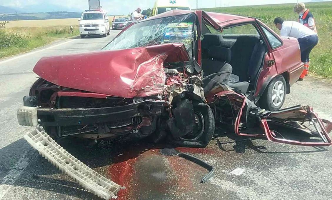 AKTUÁLNE: Čelná zrážka vozidiel pri Liptovskej Mare! (foto)