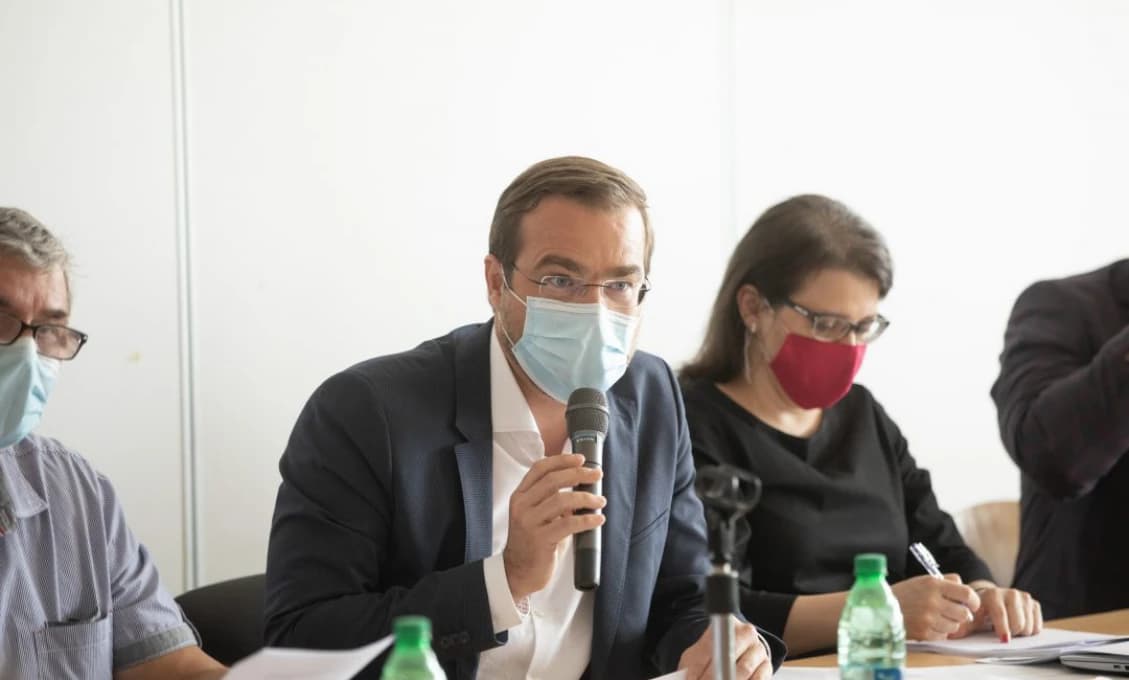 Lesy SR plánujú letecký postrek proti motýľom. Nebezpečný môže byť aj pre ľudí