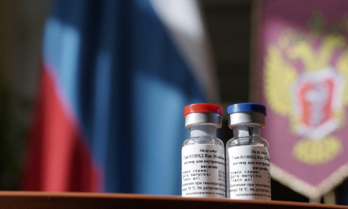 Voľba ako z Matrixu. Putin dáva Rusom na výber červenú alebo modrú vakcínu