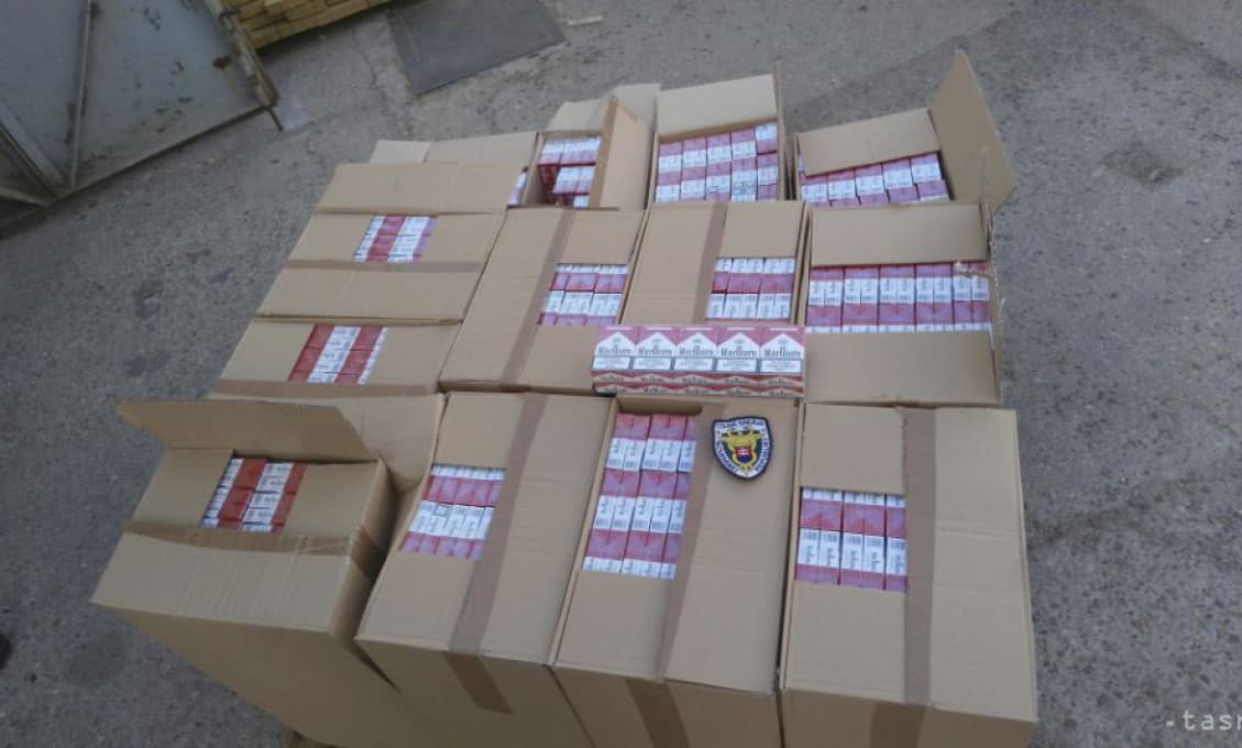 V obci Dolná Streda zaistili tony tabaku a tisícky škatuliek cigariet