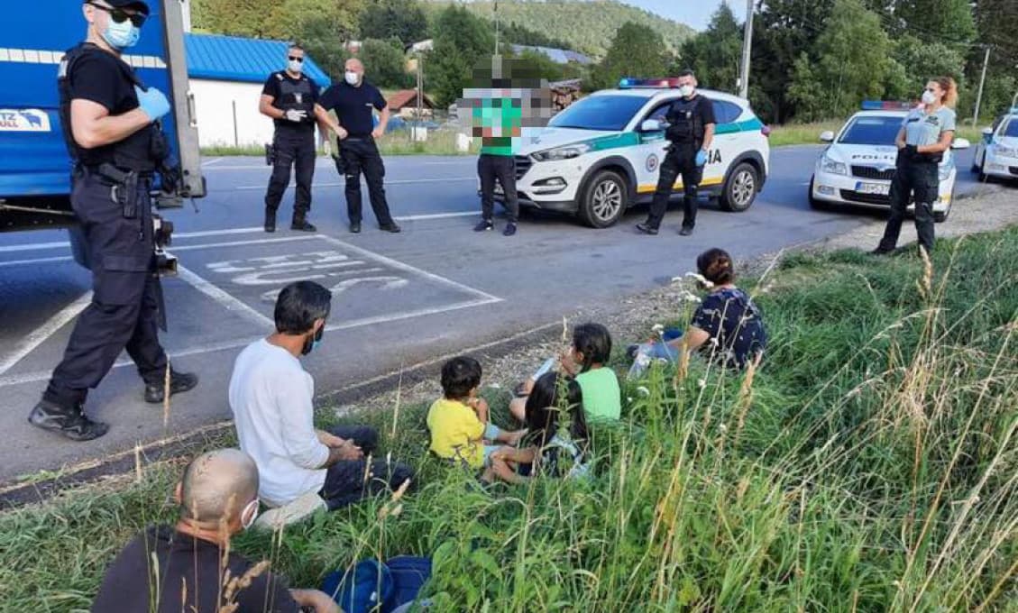 V kamióne našli migrantov z Pakistanu, medzi nimi aj tri deti (foto)