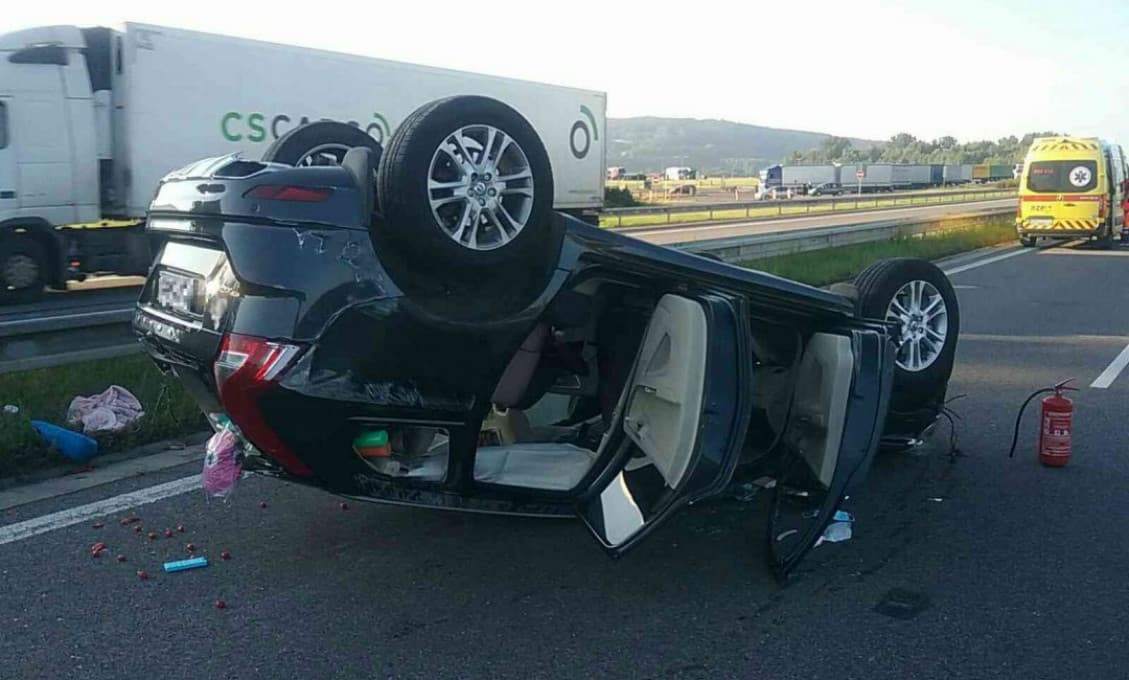 Pri nehode na diaľnici D1 sa zranili traja ľudia, auto skončilo na streche