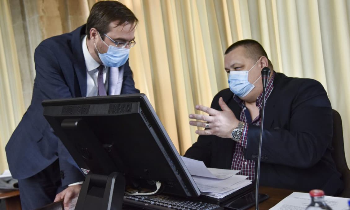 MIMORIADNE: Rúška budú povinné v triedach na 2. stupni základných a stredných škôl (aktualizácia)