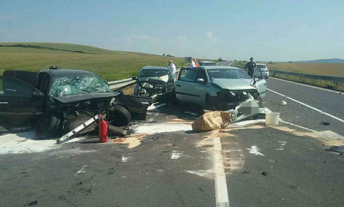 Pri zrážke troch áut v okrese Rimavská Sobota sa zranili tri osoby (foto)