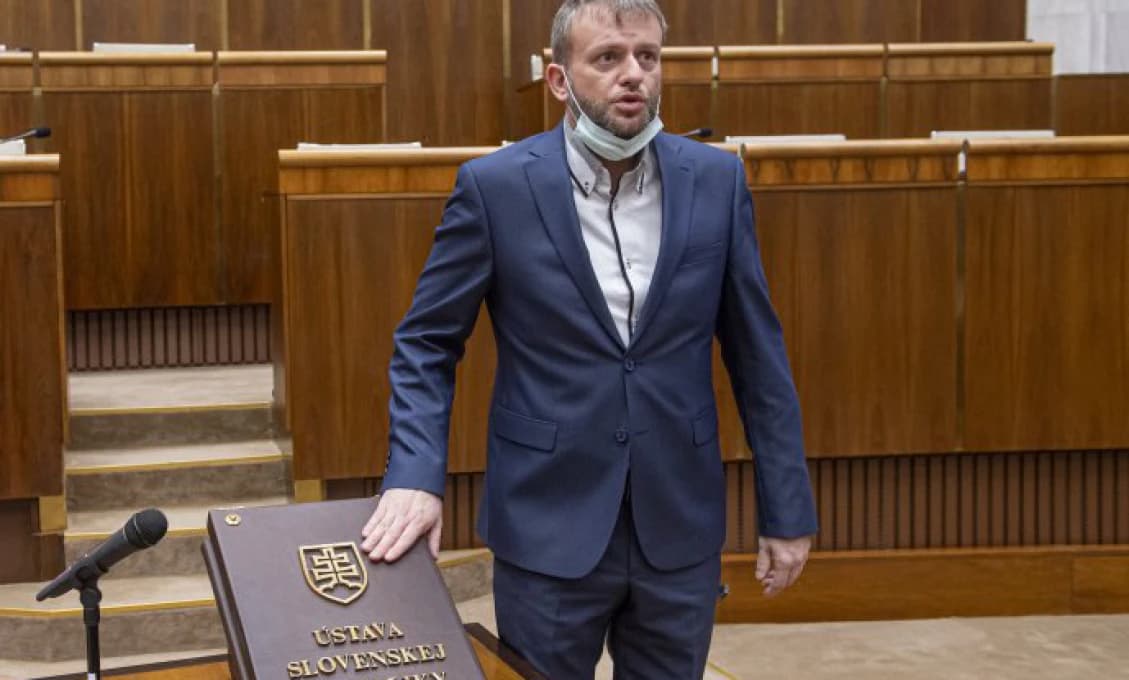 Poslanec ĽSNS E. Kočiš mal pozitívny test na koronavírus