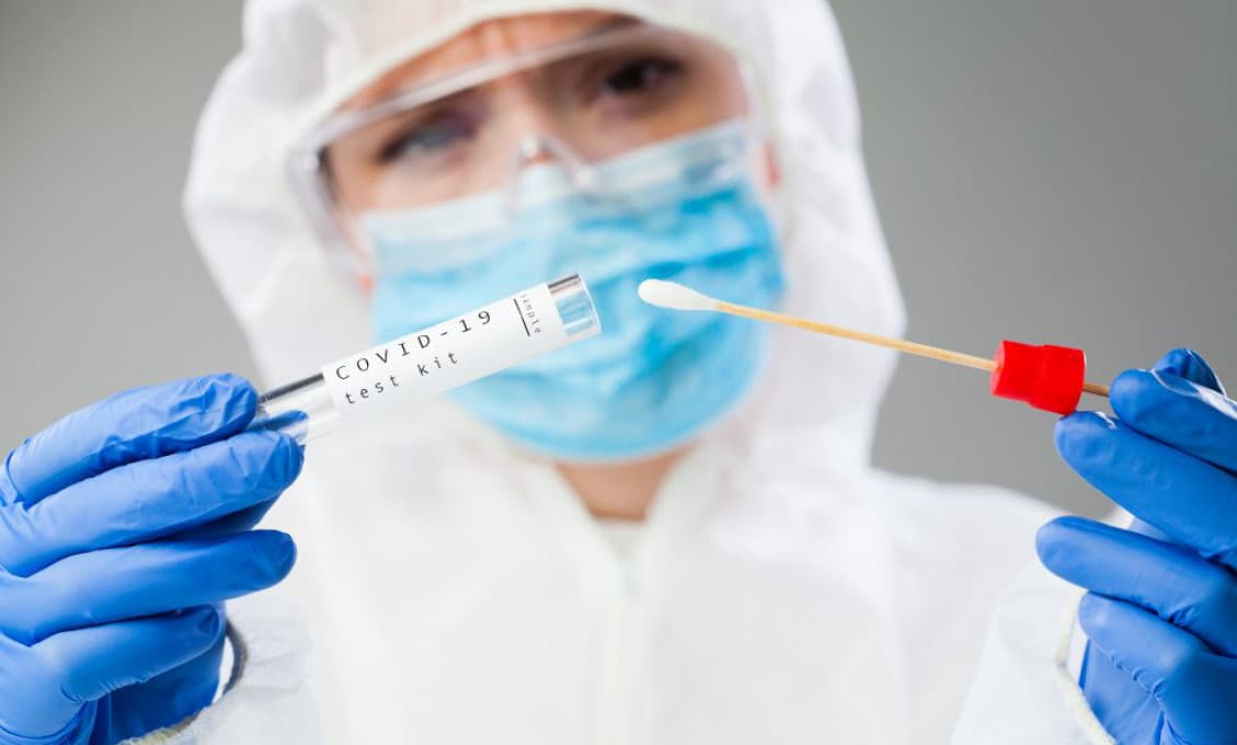 Britská vláda odstránila z oficiálnych údajov 1,3 miliónov testov kvôli údajnému „dvojitému započítaniu“