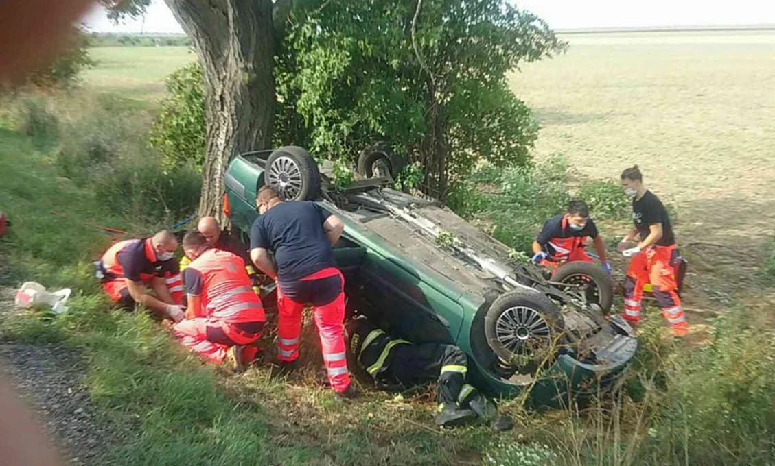 Pri dopravnej nehode v obci Ostrov dnes zahynula jedna osoba (foto)