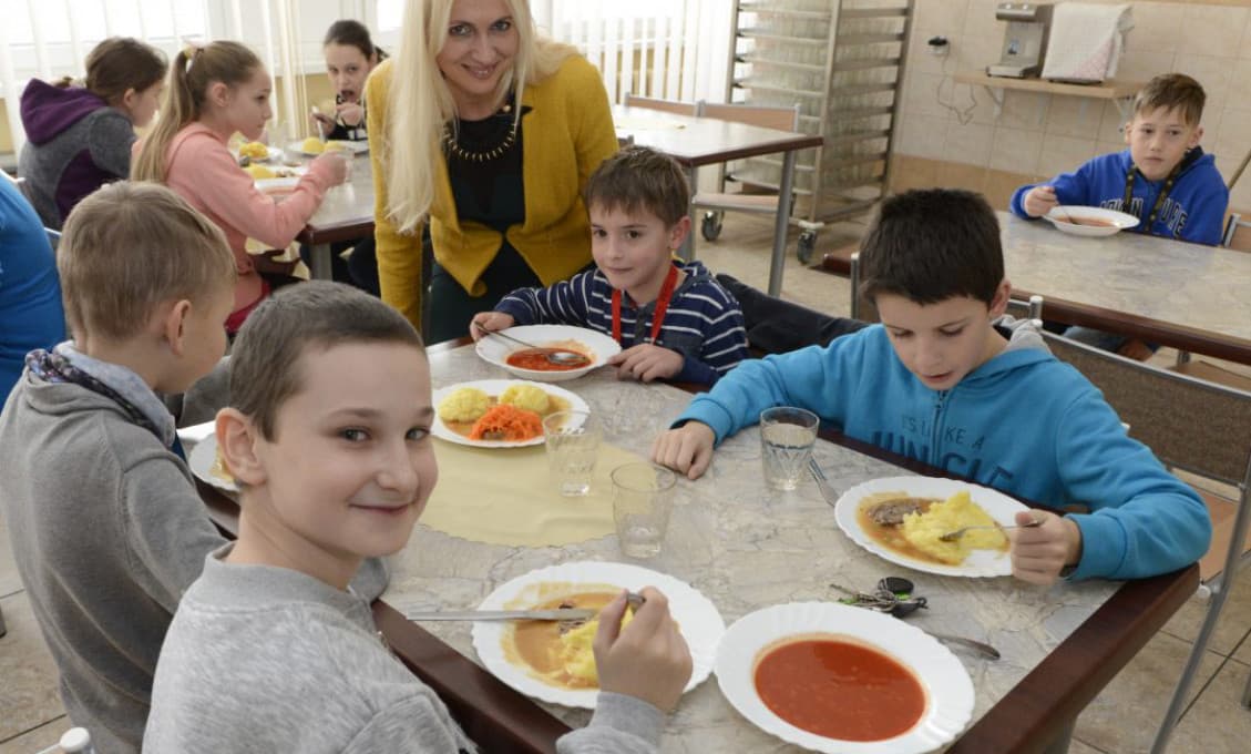 Slováci by privítali nahradenie obedov zdarma vyšším daňovým bonusom