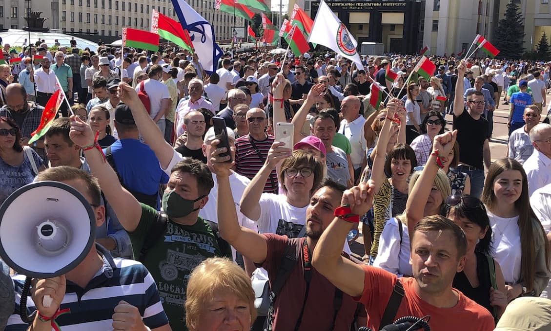 Lukašenko zvolal svojich podporovateľov a odmietol výzvy na odstúpenie