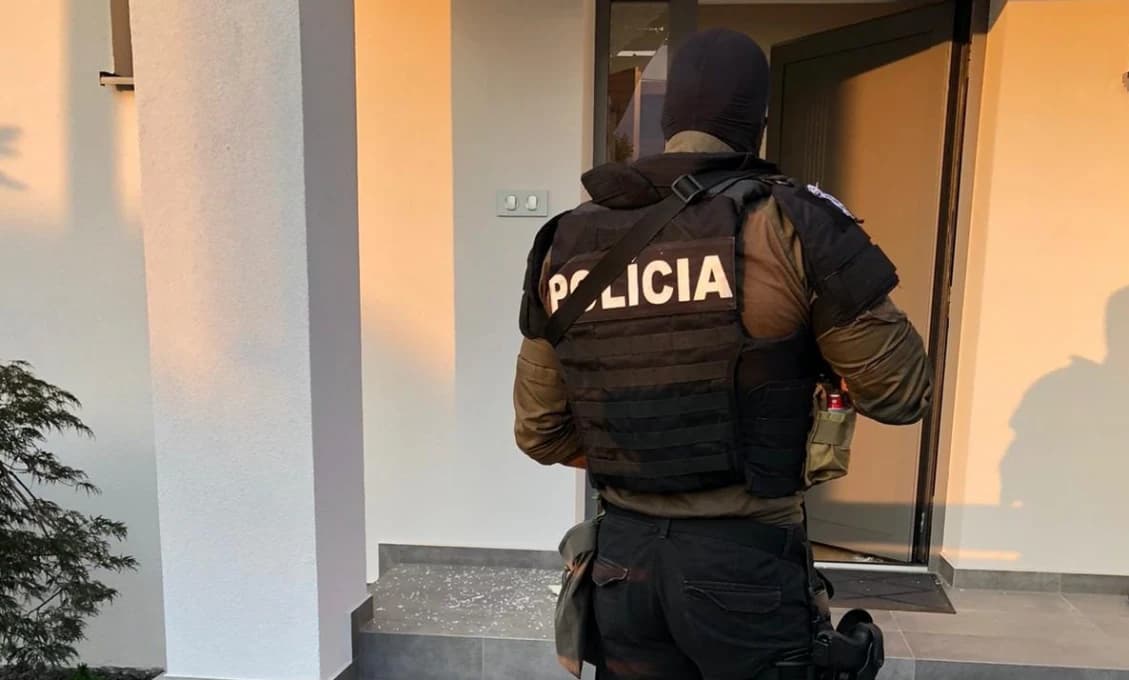 NAKA zadržala v Seredi pre drogovú trestnú činnosť viacero osôb