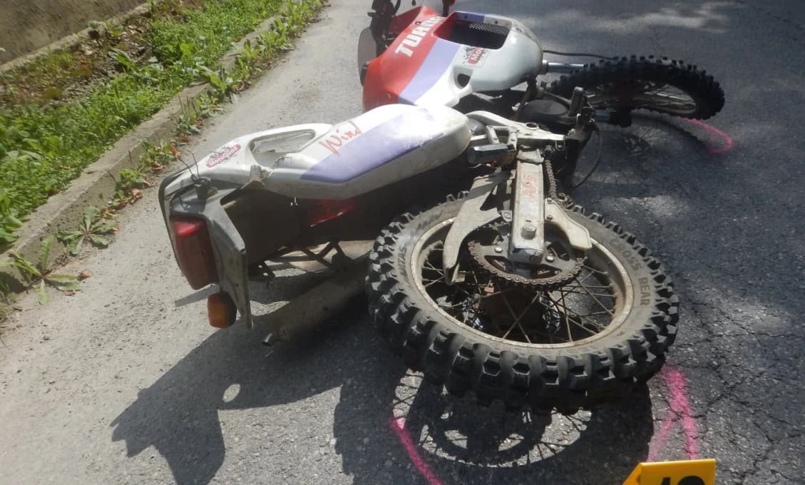 TRAGÉDIA: Motocyklista vrazil do betónového plotu, nehodu neprežil (foto)
