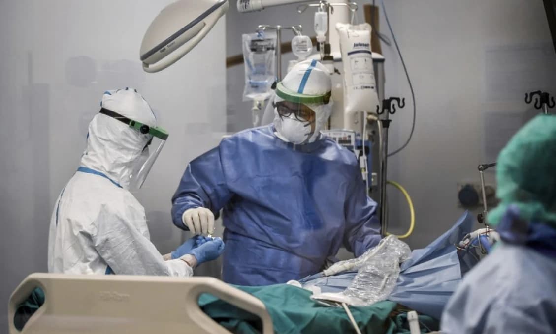 Odmeny pre pracovníkov v prvej línii by sa nemali týkať lekárov