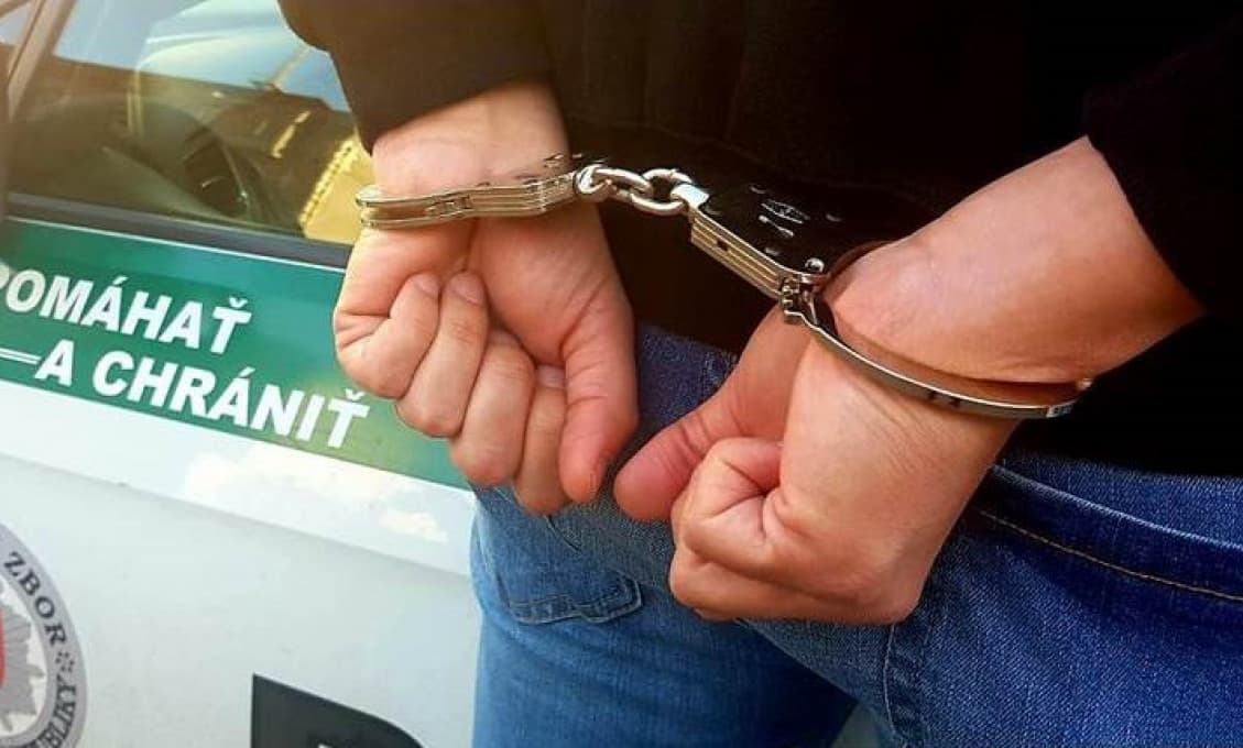 Policajti v Bratislave spacifikovali muža, ktorý hádzal kamene po vozidlách