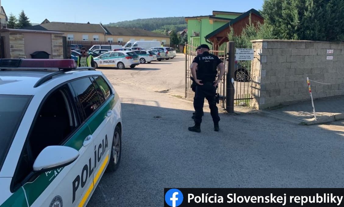 Kúpalisko v Podhájskej zavreli, zasahuje tam polícia (foto)