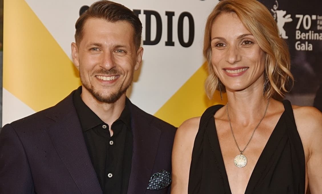 Herec Juraj Loj prišiel na premiéru Šarlatána v spoločnosti pôvabnej partnerky!