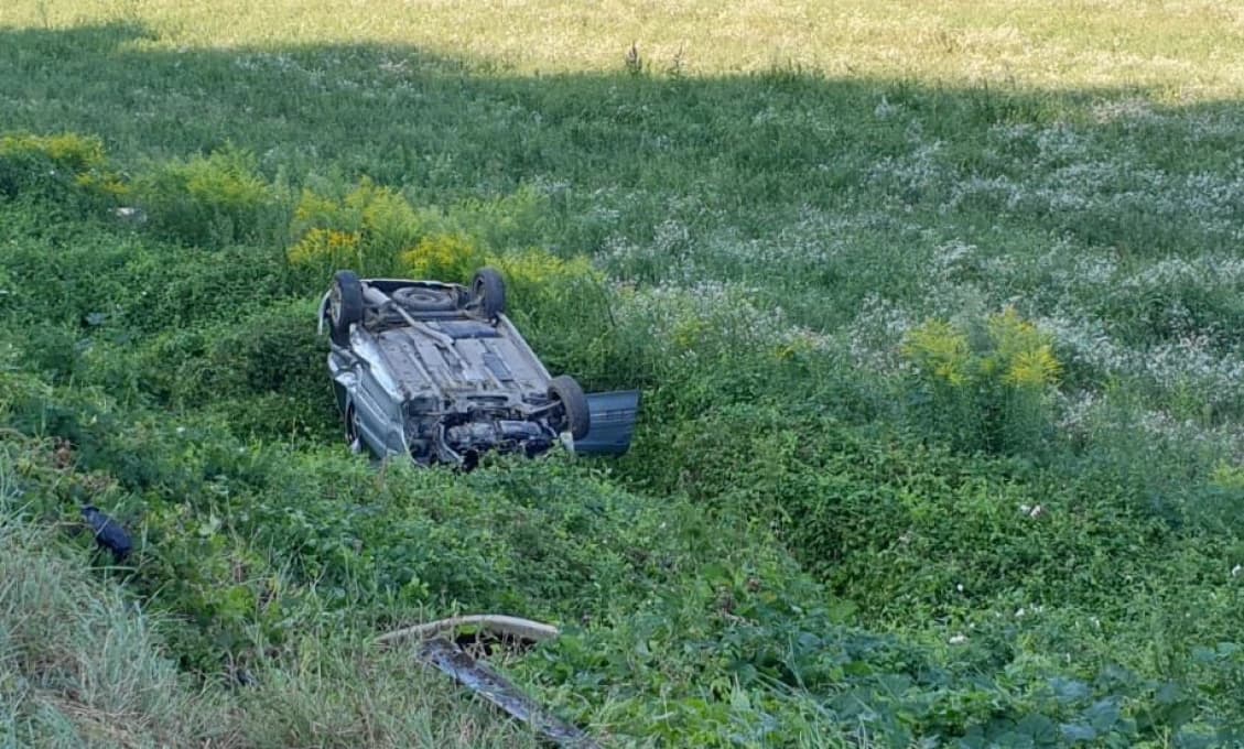 Vodič s takmer štyrmi promile alkoholu prevrátil auto na strechu