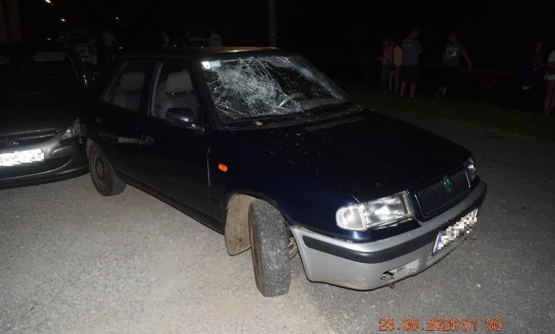 Vodič jazdil opitý a bez vodičáku, narazil do opitej ženy a jej auta (foto)