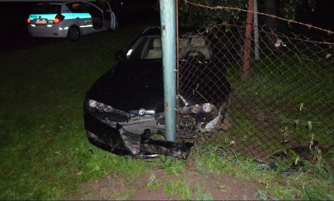 Neznámy vodič narazil v Timoradzi do plota, z miesta nehody odišiel (foto)
