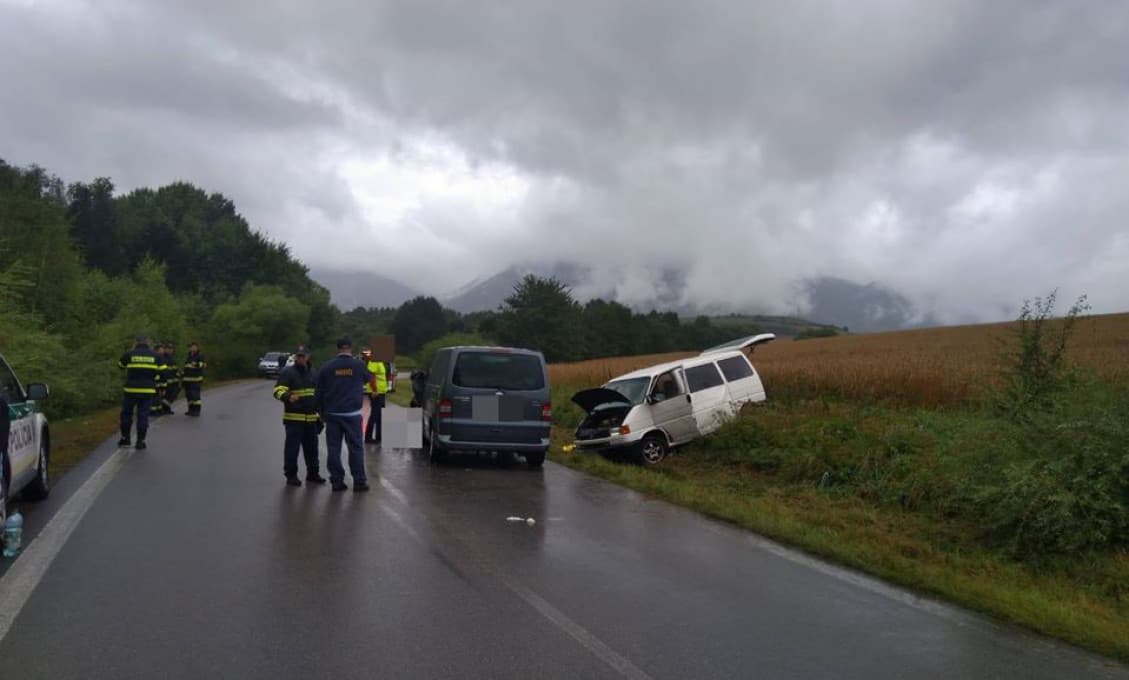 Pohreb obetí autonehody na Liptove: Štyroch chlapcov pochovali tak, ako sedeli v aute