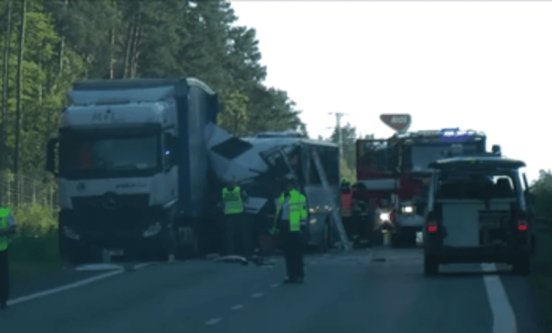 Český autobus narazil do odstaveného nákladiaku. Jedna žena zomrela (VIDEO)