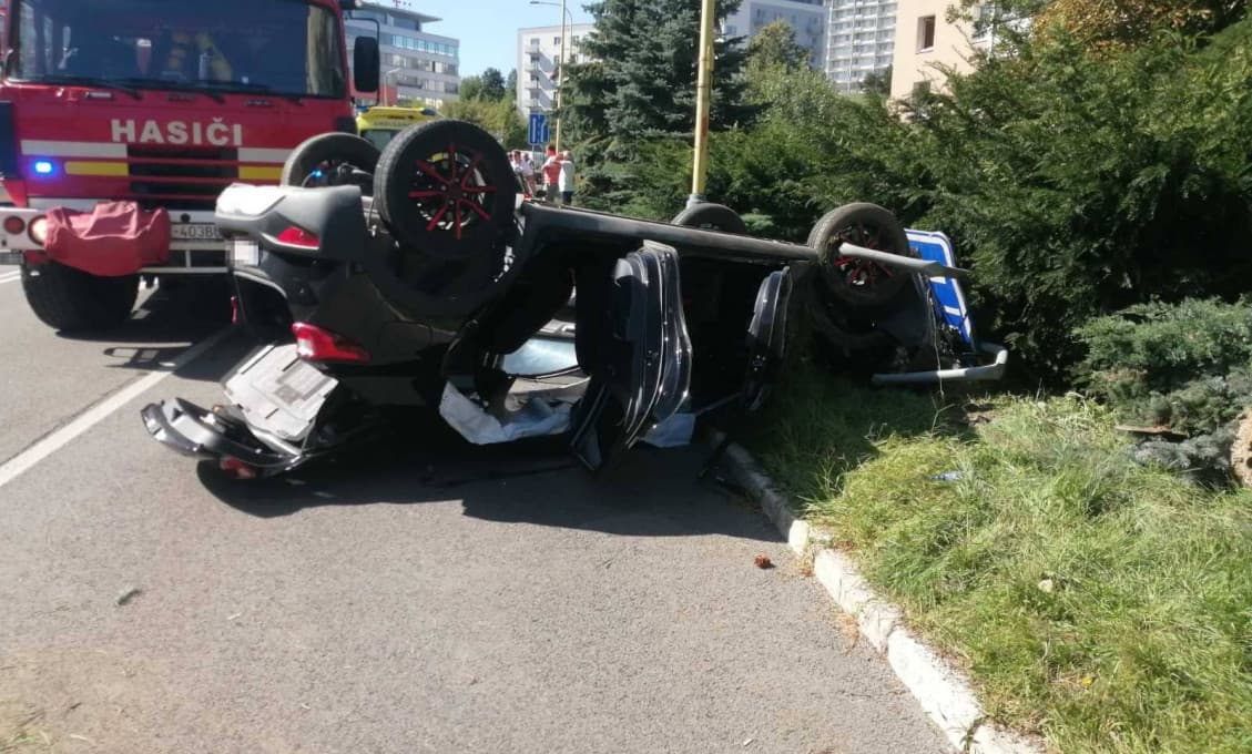 Auto sa pri nehode v Košiciach prevrátilo na strechu, vodič zomrel (foto)