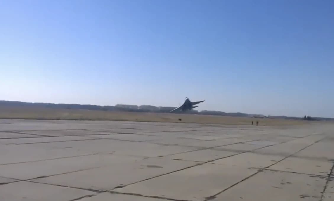 Ukrajinská stíhačka Su-27 "nechtiac zložila" dopravnú značku uprostred diaľnice