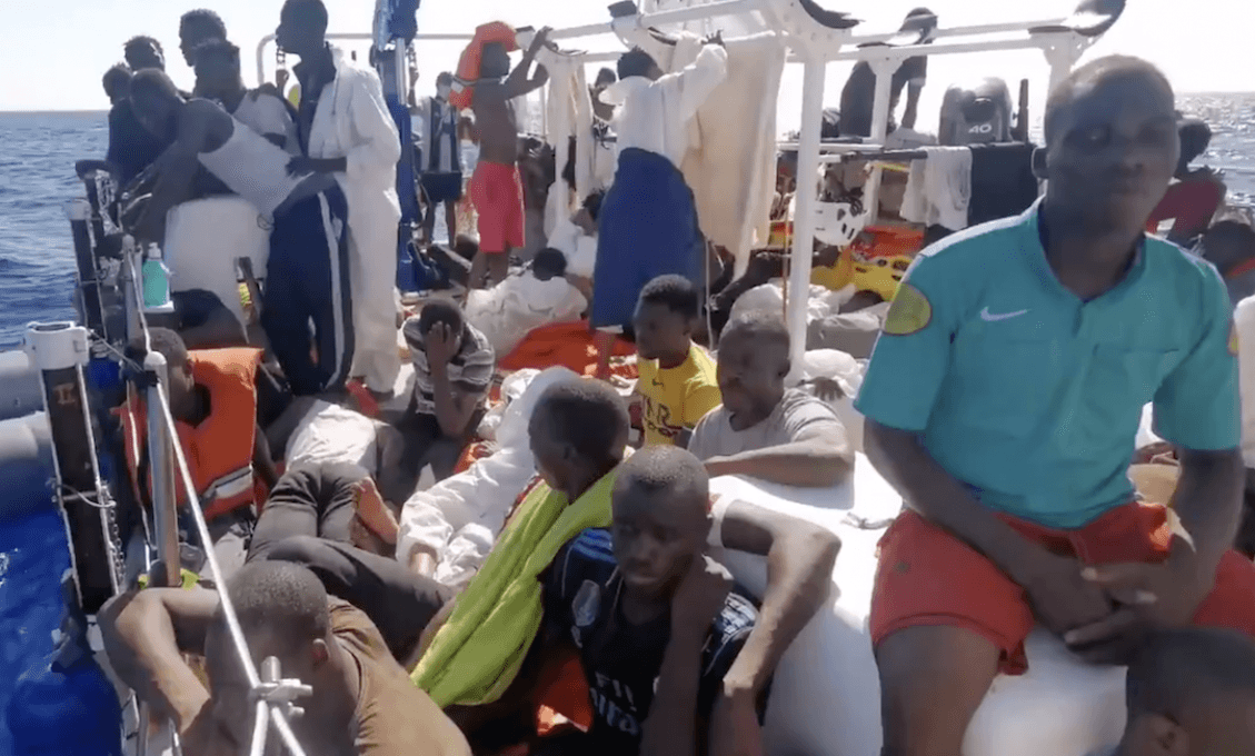 Taliansko evakuovalo desiatky migrantov zo záchranného člnu, keď na ňom jeden zomrel (VIDEO)