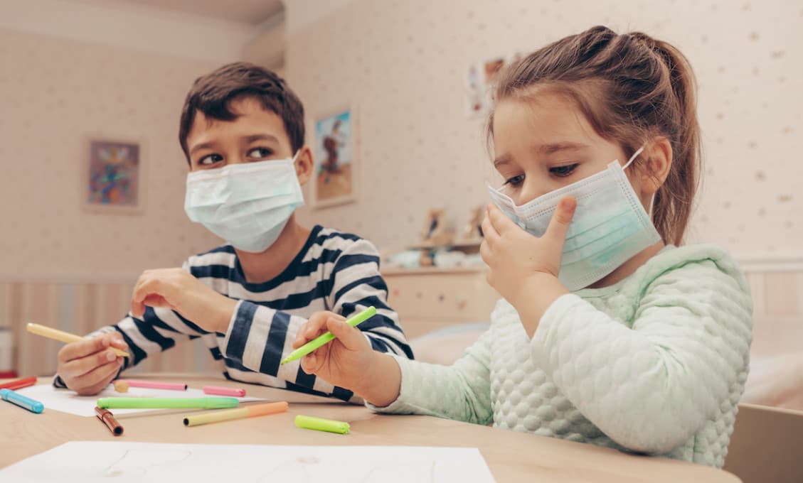 Varovanie pred otvorením škôl! Deti môžu covid prenášať celé týždne aj bez príznakov