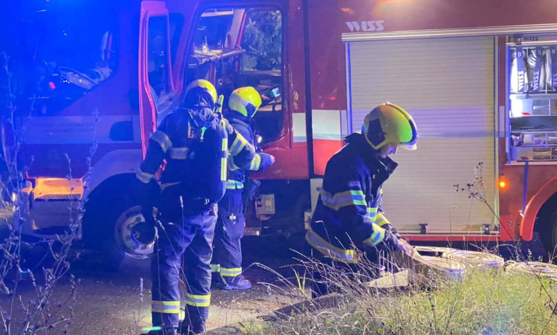 V Prahe zasahujú hasiči v jednom z bytov v ktorom zhorel starší muž (VIDEO)