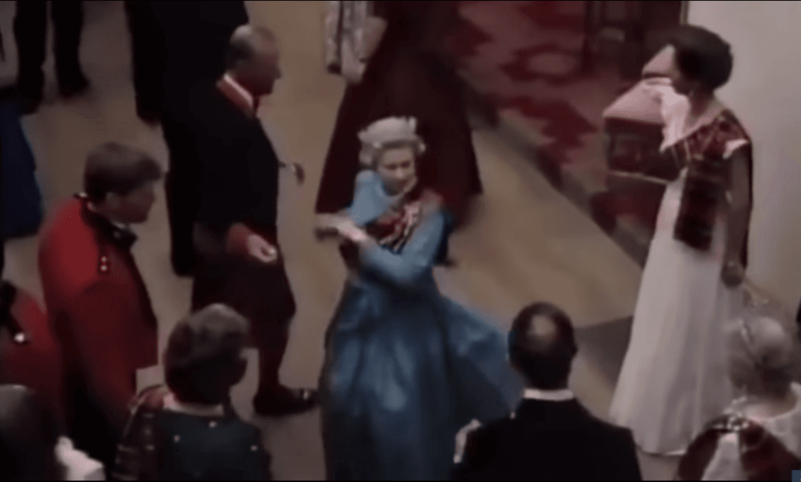 Kráľovnej Alžbete II. chýba možnosť podať si ruky a zatancovať si Dancing Queen (video)